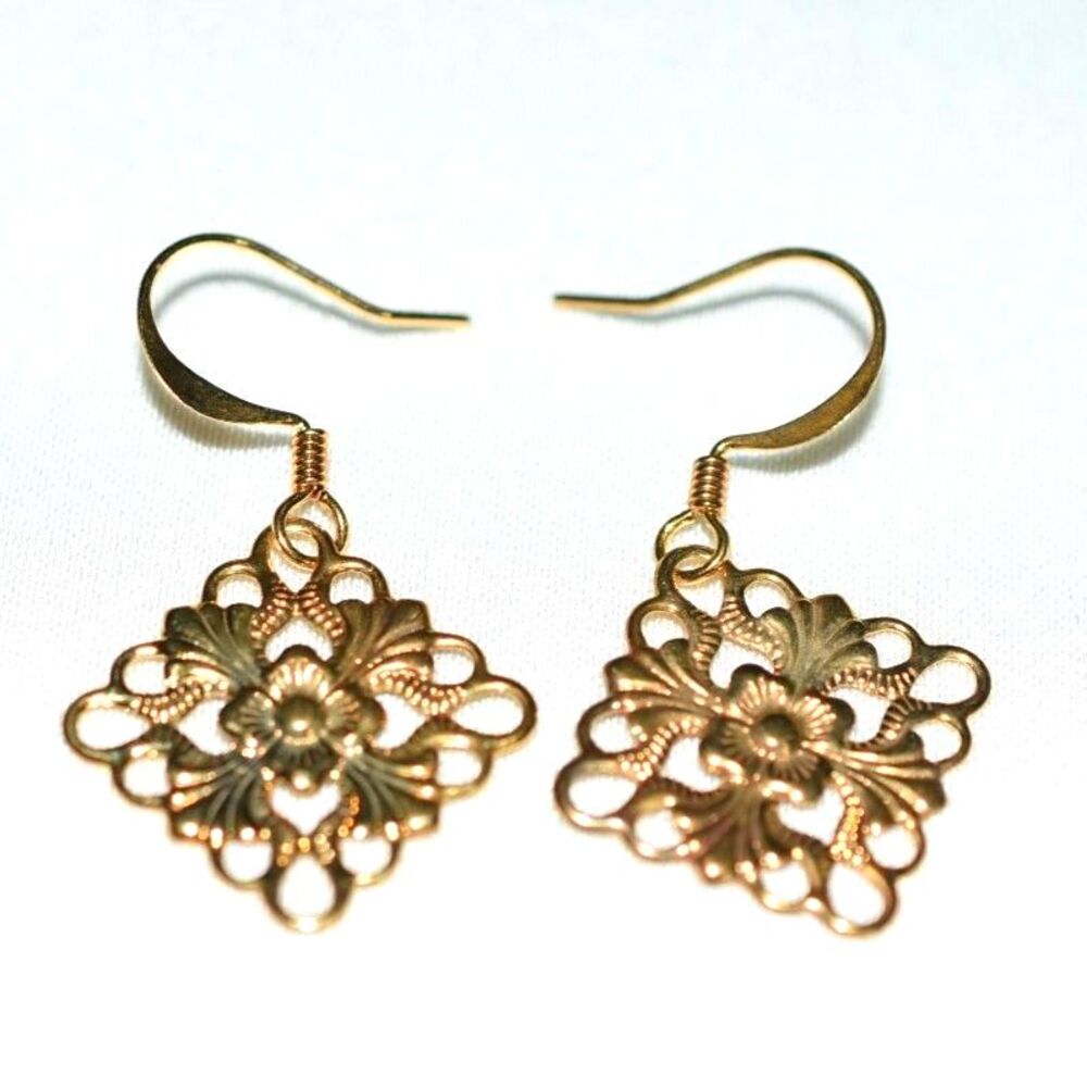 Fashionable Diamond Shape Filigree Gold Tone 1" Dangle Hook Y2K Earrings